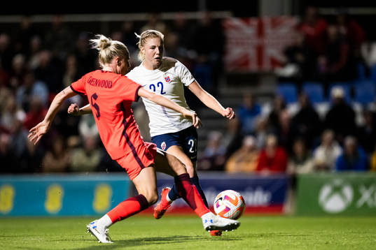 Sophie Roman Haug of Norway and Alex Greenwood of England