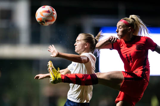 Amalie Eikeland of Norway and Chloe Kelly of England
