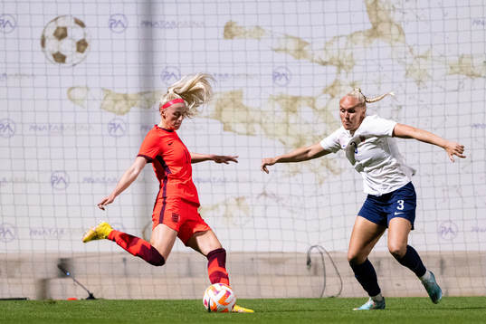 Chloe Kelly of England and Maria Thorisdottir of Norway