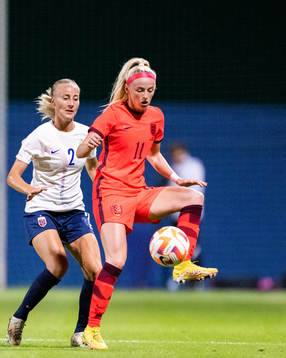 Anja Sønstevold of Norway and Chloe Kelly of England