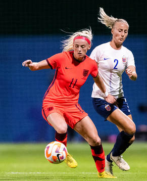 Anja Sønstevold of Norway and Chloe Kelly of England