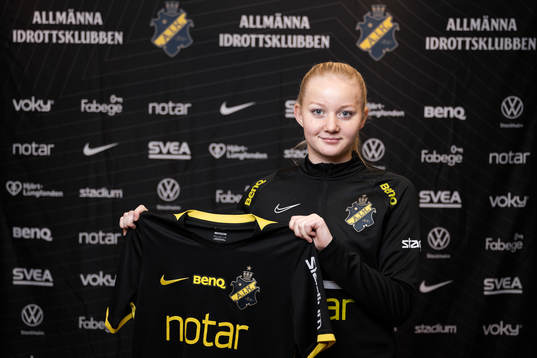 poserar för porträtt i samband med att hon presenterats