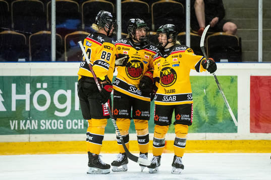 Luleås Petra Nieminen jublar med lagkamrater