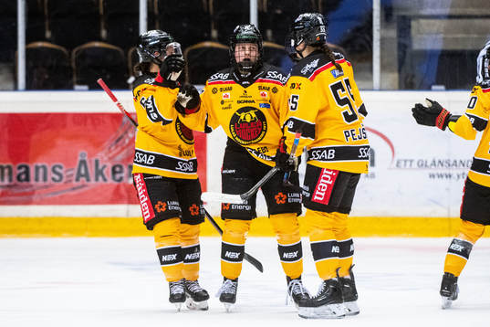 Luleås Viivi Vainikka jublar med lagkamrater