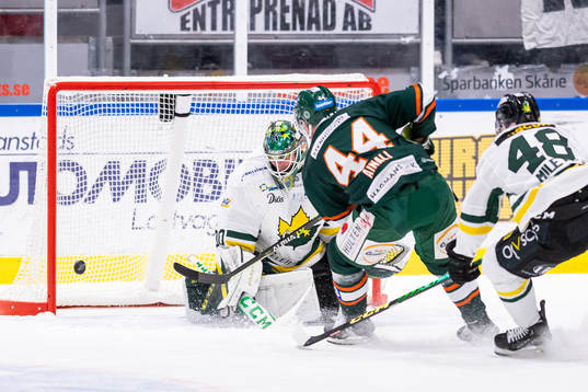 Kristianstads Aleksi Ainali med en målchans framför