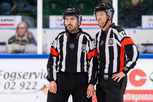 Domare Mattias Enroth och domare Filip Sandstedt