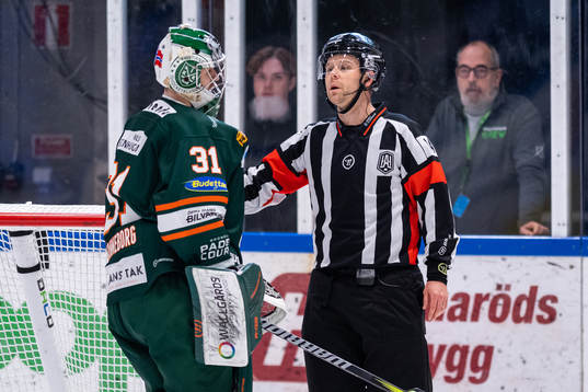 Kristianstads målvakt Jörgen Hanneborg i samtal med