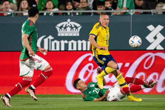 Ludwig Augustinsson of Sweden and Kevin Alvarez of Mexico