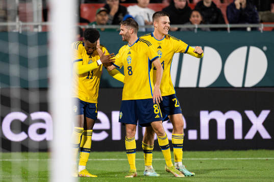 Anthony Elanga , Marcus Rohdén and Emil Holm of Sweden