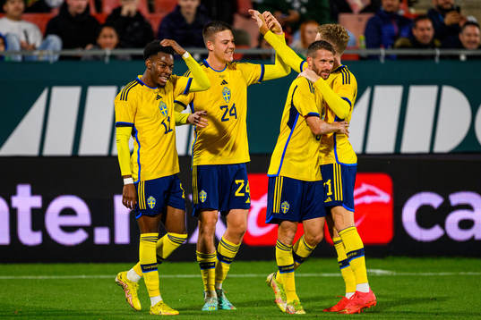 Marcus Rohdén is celebrated by his teammates
