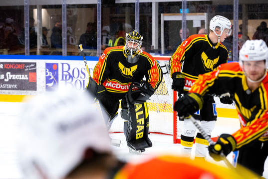 Västerås målvakt Johan Gustafsson på uppvärmningen