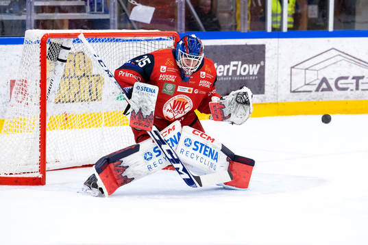 Västerviks målvakt Emil Kruse på uppvärmningen