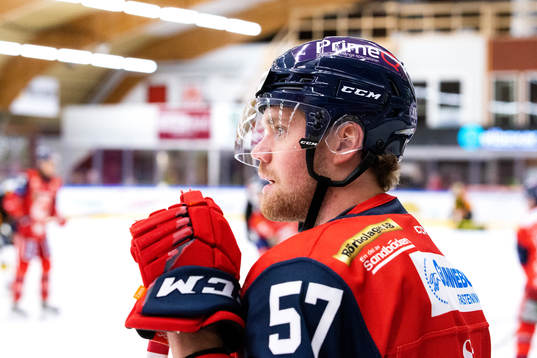 Västerviks Edward Lindelöw på uppvärmningen