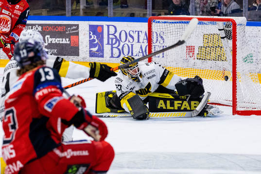 Västerviks Troy Loggins gör 2-1 bakom Västerås målvakt