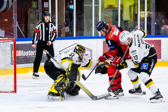 Västerviks William Wiå mot Västerås målvakt Johan