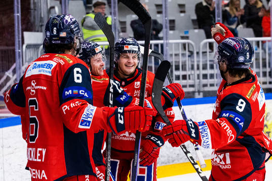 Västerviks Grayson Pawlenchuk jublar med lagkamrater