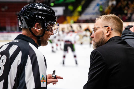 Domare Mikael Nord och Brynäs tränare Mikko Manner