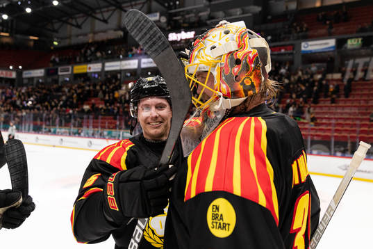Brynäs Nick Olesen och målvakt Anders Lindbäck jublar