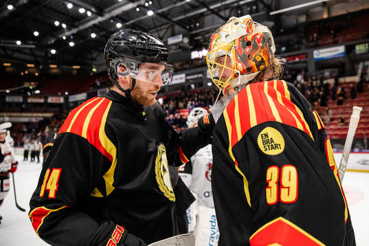 Brynäs Oscar Eklind och målvakt Anders Lindbäck jublar