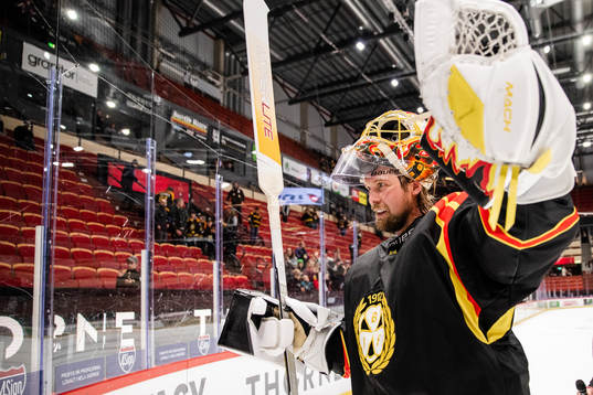 Brynäs målvakt Anders Lindbäck jublar