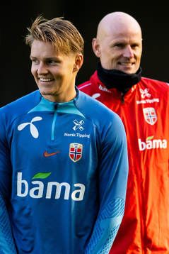 Martin Ødegaard and Ståle Solbakken, head coach of the