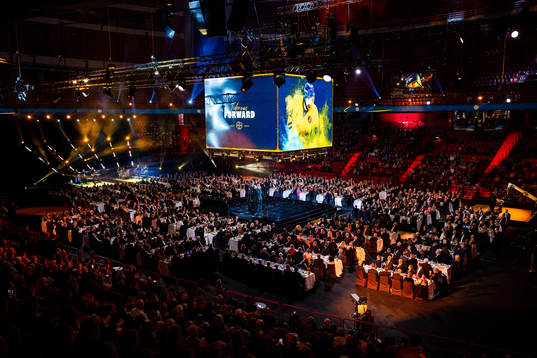 Peter Forsberg tilldelas priset som Tidernas Forward