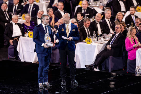 Peter Forsberg med priset Tidernas Forward