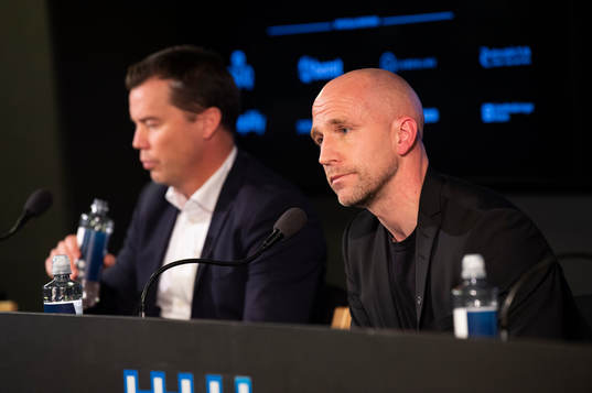 Sportdirektör Daniel Andersson presenterar Henrik