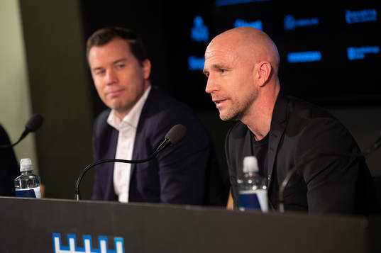 Sportdirektör Daniel Andersson presenterar Henrik
