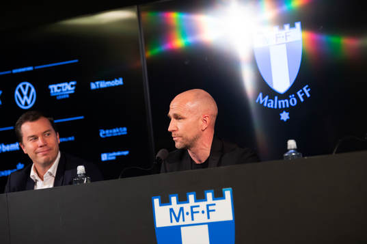 Sportdirektör Daniel Andersson presenterar Henrik