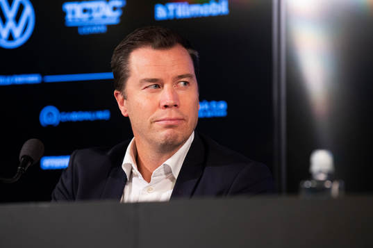 Sportdirektör Daniel Andersson presenterar Henrik