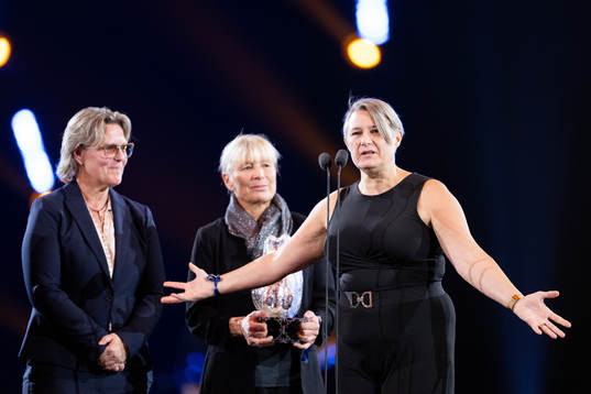 Representanter från Nacka IF tar emot priset Tidernas