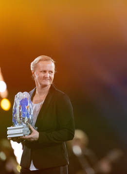 Gunilla Andersson Stampes tilldelas priset Tidernas Back dam