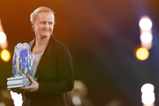 Gunilla Andersson Stampes tilldelas priset Tidernas Back dam