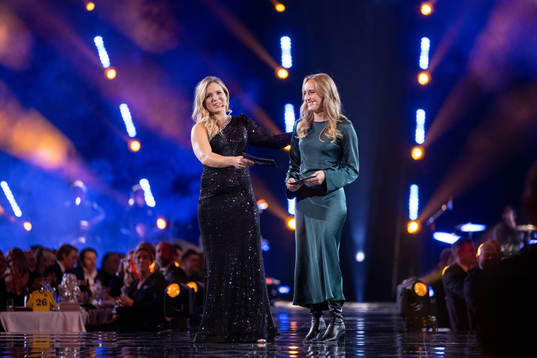 Anja Pärson och Ebba Årsjö, prisutdelare Tidernas Forward