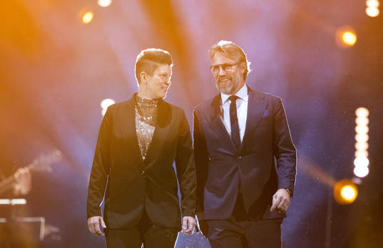 Erika Holst och Peter Forsberg tilldelas priset Tidernas