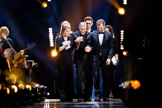 Börje Salming anländer med sin familj för att tilldelas