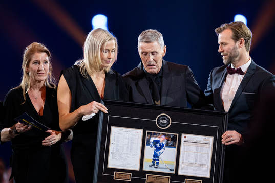 Börje Salming tilldelas priset NHL Honorary Award
