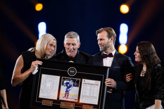 Barnen Bianca, Anders och Teresa Salming med Börje Salming
