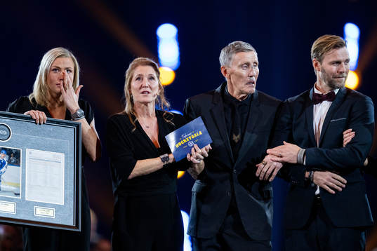 Bianca, Pia och Anders Salming med Börje Salming när han