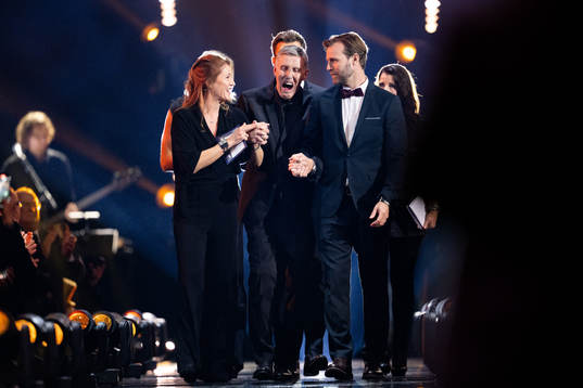 Börje Salming anländer med hustrun Pia och sonen Anders