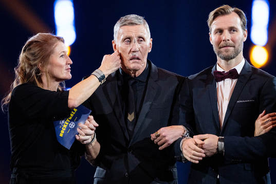 Hustrun Pia och sonen Anders Salming med Börje Salming som