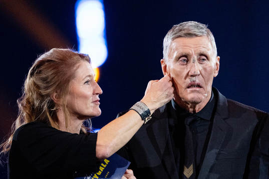 Pia med Börje Salming som tilldelas priset NHL Honorary