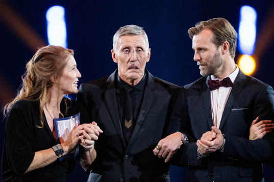 Hustrun Pia och sonen Anders Salming med Börje Salming som