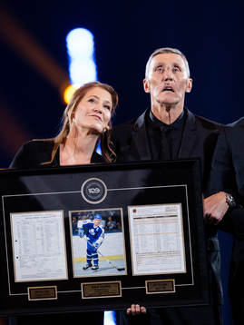 Pia med Börje Salming som tilldelas priset NHL Honorary