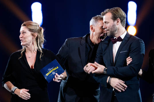 Hustrun Pia och sonen Anders med Börje Salming som