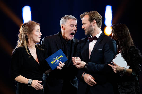 Hustrun Pia och sonen Anders med Börje Salming som