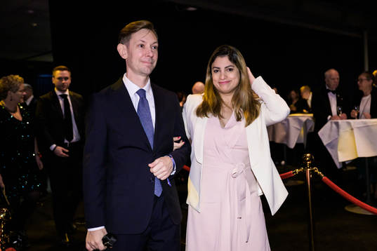 Nooshi Dadgostar, partiledare Vänsterpartiet, med sin