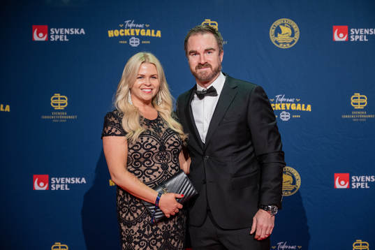 Mikael Tellqvist med sällskap på röda mattan