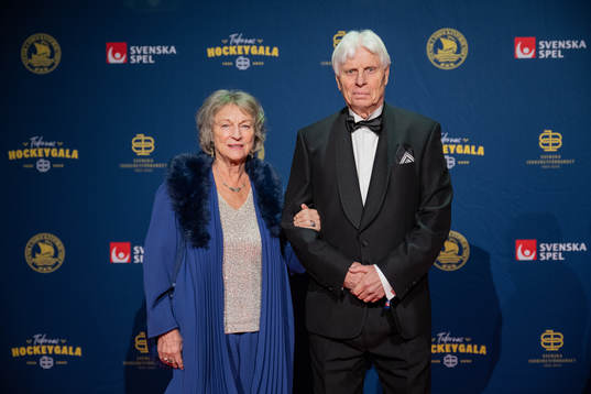 Hans Virus Lindberg med sällskap på röda mattan
